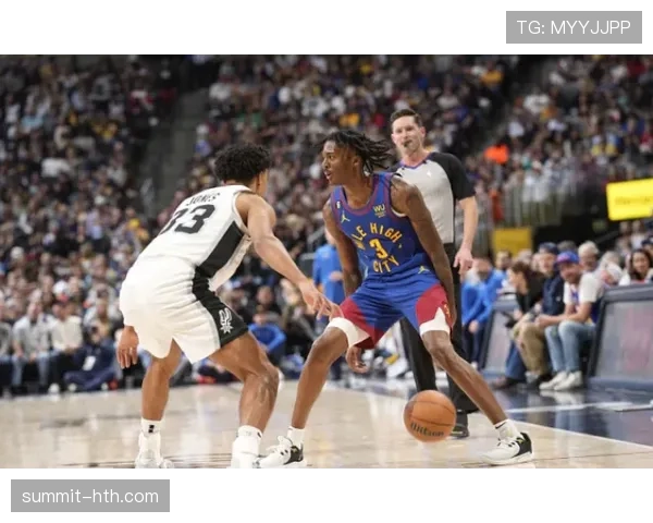 “张伯伦中锋称霸赛场，展现绝对统治力”