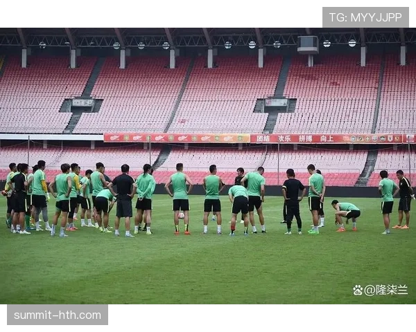 中超新赛季战袍惊艳亮相,球迷热情助阵期待球队亮眼表现 中超新赛季战袍惊艳亮相,球迷热情助阵期待球队亮眼表现